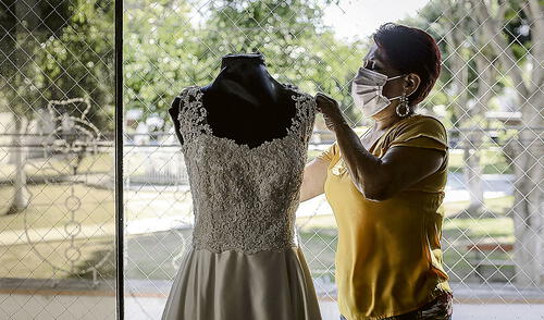 Matrimonio. Las mascarillas con encajes se han vuelto indispensables para las novias. Foto: Foto: John Reyes/La República