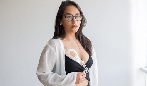 Publicación. La activista prepara un segundo libro testimonial en el que habla del amor propio y del apoyo de su familia durante su lucha contra la leucemia mieloide. Fotografía:  Antonio Melgarejo