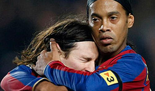 Ronaldinho y Lionel Messi defendieron juntos los colores del FC Barcelona. Foto: AFP Ronaldinho y Lionel Messi defendieron juntos los colores del FC Barcelona. Foto: AFP