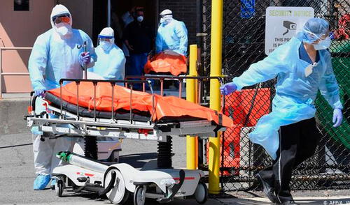 Estados Unidos anunció su primera muerte en febrero del año pasado y superó la marca de los 100.000 muertos tres meses después. Foto: AFP Estados Unidos anunció su primera muerte en febrero del año pasado y superó la marca de los 100.000 muertos tres meses después. Foto: AFP