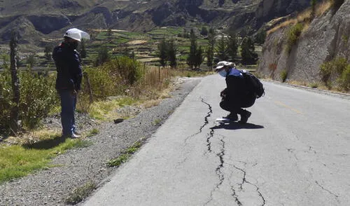 Vía de acceso al centro poblado presenta grietas. Foto: Ingemmet