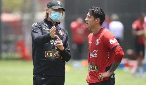 Gareca dándole indicaciones a Lapadula en la Videna. Foto: FPF