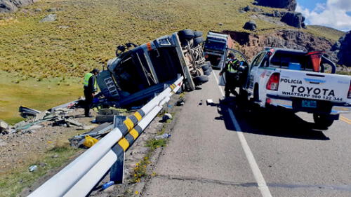 Siniestro ocurrió en el sector de Laguinillas, en la ruta que conduce de Juliaca a Arequipa. Foto: PNP Siniestro ocurrió en el sector de Laguinillas, en la ruta que conduce de Juliaca a Arequipa. Foto: PNP