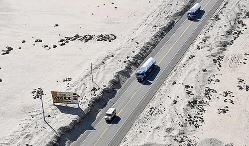 Seguridad. Primeros isotanques que llegaron de Chile fueron resguardados por personal policial y militar en la Panamericana Sur. Primer punto fue Cañete. Foto: Mindef