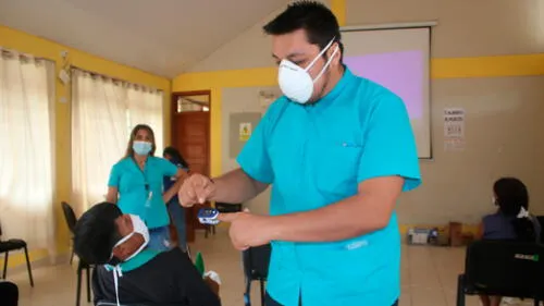 Agentes comunitarios de Condorcanqui aprendieron la forma correcta de manejar los pulsioxímetros. Foto: Gobierno Regional de Amazonas
