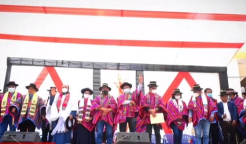 La tradición en esta festividad hizo olvidar a los parlamentarios todos los protocolos y medidas de bioseguridad. Foto: captura de América