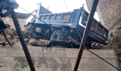 Camión será retirado de la pendiente para evitar un accidente mayor. Foto: César Zorrilla / URPI-GLR