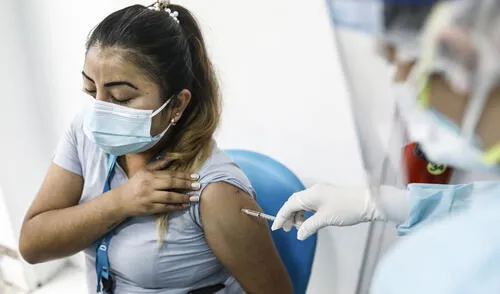 Desde esta semana empezará la aplicación de la segunda dosis a quienes les corresponda. Foto: La República