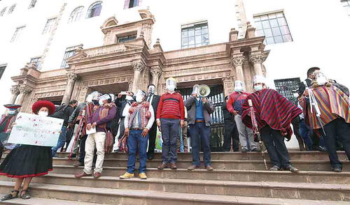 Marcha. Cientos de cusqueños, sin respetar el distanciamiento, protestaron en contra de quienes quieren frenar Chinchero.