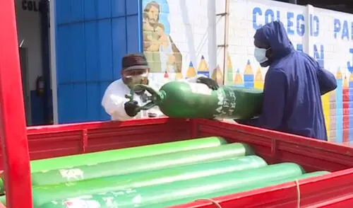 El padre oriundo de Ghana traslada los balones a quienes más los necesitan. Foto: captura América TV