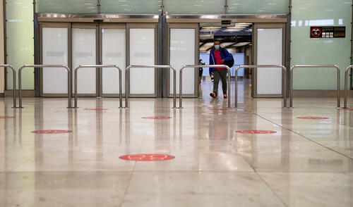El tráfico de pasajeros internacionales cayó un 60% con respecto a 2019 debido a la pandemia de COVID-19. Foto: EFE