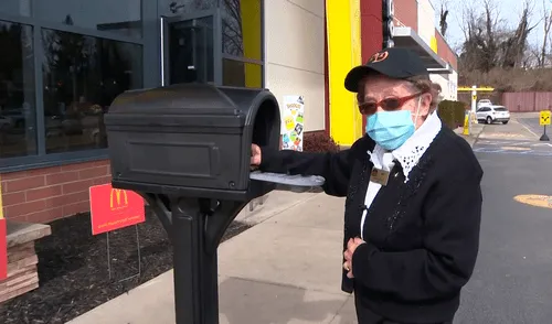 Ruthie Shusther recibe a sus clientes con una sonrisa y los deleita con sus canciones. Foto: captura de YouTube