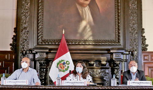 Anuncios. Violeta Bermúdez flanqueada por los ministros de Economía, Waldo Mendoza, y de Trabajo, Javier Palacios, difundió medidas. Foto: Andina