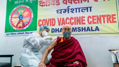 El dalai lama recibió la vacuna después de que la India iniciara una nueva fase de vacunación. Foto: AFP