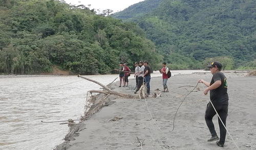 Rescate de docente se concretó con la ayuda de policías y residentes del lugar. Foto: PNP
