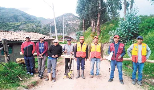No hay paso. Encabezados por su alcalde Aniceto Quispe (chaleco rojo), los habitantes de Turpay han mantenido estrictos controles para evitar ingreso del virus. Foto: difusión No hay paso. Encabezados por su alcalde Aniceto Quispe (chaleco rojo), los habitantes de Turpay han mantenido estrictos controles para evitar ingreso del virus. Foto: difusión