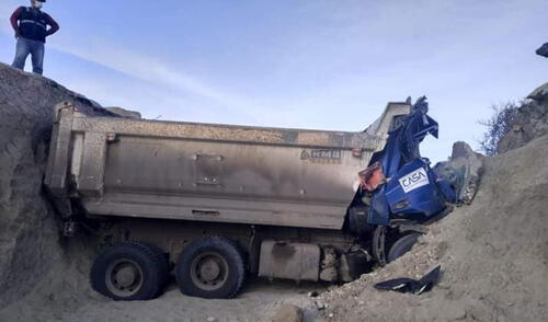 Cabina del camión quedó destrozada como resultado del impacto. Foto: Alerta Chiclayo/Facebook
