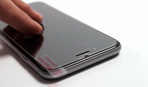 Las micas de plástico son más económicas que las de cristal. Foto: Xataka