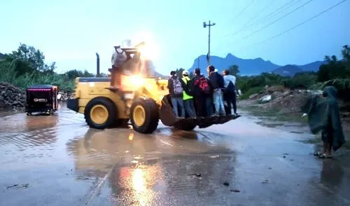 Personas se arriesgan para cruzar badén Juan Ríos. Foto: Noticias del Norte