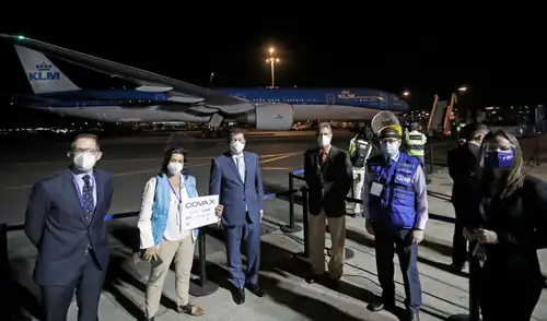 Sagasti lideró recepción de vacunas en el Aeropuerto Jorge Chávez. Foto: PCM