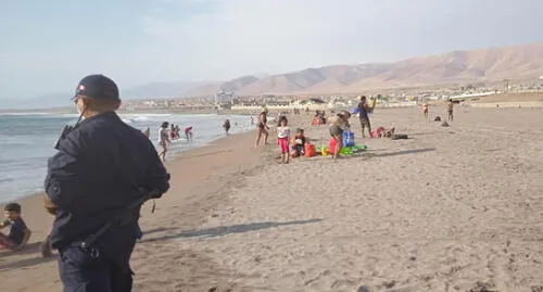 Serenos pidieron a los bañistas que se retiren ya que se encuentro prohibido el uso de playas en Ilo. Foto: Municipalidad de Ilo