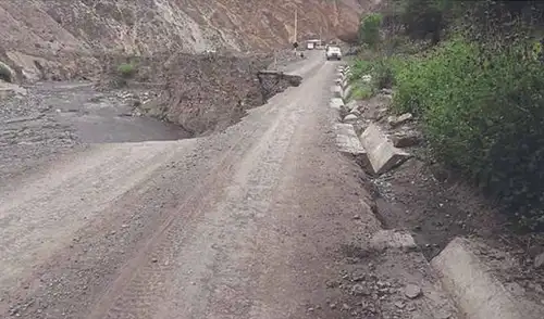 La Municipalidad Distrital de Huallanca viene ejecutando la limpieza de la vía mediante un cargador frontal. Foto: difusión La Municipalidad Distrital de Huallanca viene ejecutando la limpieza de la vía mediante un cargador frontal. Foto: difusión