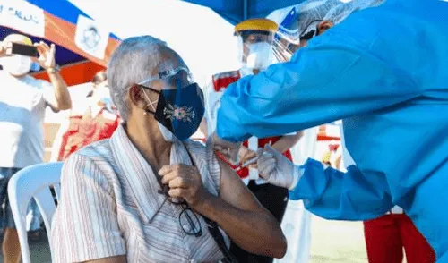 La primera persona adulto mayor en vacunarse en el Callao fue doña Teodora Moreno. Foto: Andina