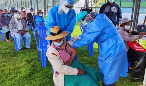 La vacunación contra el coronavirus en este recinto inició a las 09.00 horas de este jueves. Foto: Comando COVID-19