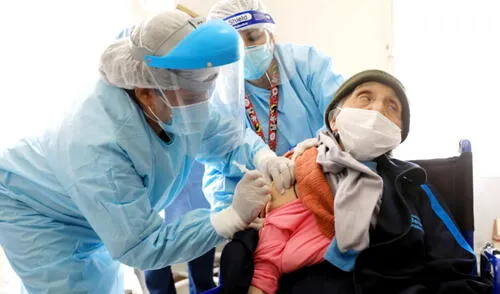 Personal de salud llegó hasta el albergue de ancianos en Paucarpata. Foto: Geresa.