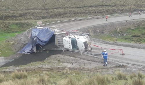 Conductor de camión encapsulado fue trasladado al centro de salud. Foto: Facebook