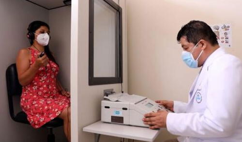 Es frecuente que algunos síntomas relacionados con la audición se presenten tras padecer una infección vira, indica especialista. Foto: EsSalud