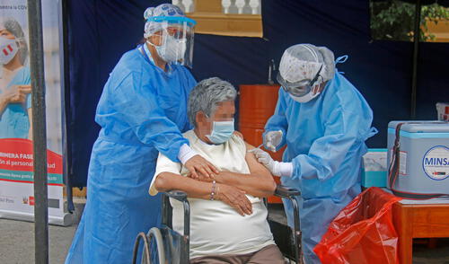 Inició vacunación a adultos mayores en Hospital Larco Herrera. Foto: Hospital Larco Herrera