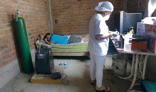 Visita en casa. Las enfermeras voluntarias de San Fernando brindan apoyo a los pacientes con COVID-19 que no tienen acceso a la salud. Foto: Félix Contreras/La República