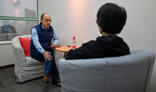 El consejero matrimonial Zhu Shenyong atiende a sus clientes en su oficina, en Shanghai. Foto: AFP El consejero matrimonial Zhu Shenyong atiende a sus clientes en su oficina, en Shanghai. Foto: AFP
