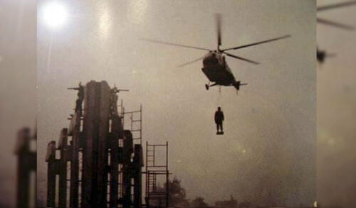 Momento en que colocan la imagen de José Abelardo Quiñones Gonzáles. Foto: Cortesía Antiguas fotos de Chiclayo.