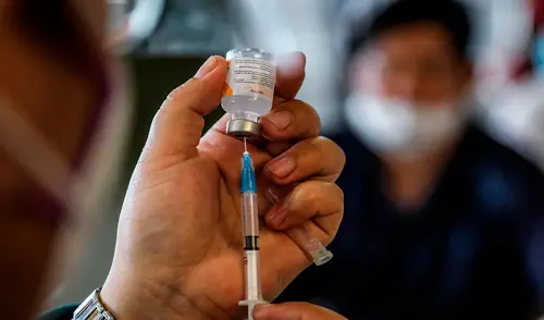 En dos países, de diferentes continentes, destruyeron redes de fraudes de vacunas contra el coronavirus. Foto: EFE