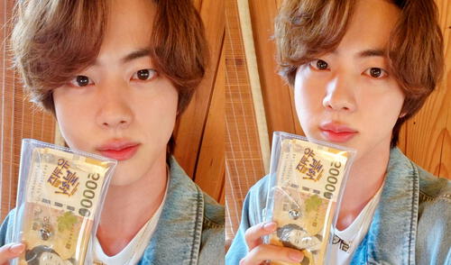 Jin de BTS posando con lo ganado en el programa You quiz on the block. Foto: Weverse