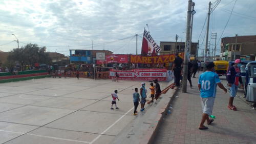 Sin respetar medidas de bioseguridad, ciudadanos participaron en campeonato deportivo en Talara. Foto: Difusión