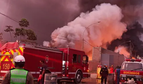 La humareda provocada por el fuego se propagó rápidamente por el lugar. Foto: César Zorrilla / URPI - GLR La humareda provocada por el fuego se propagó rápidamente por el lugar. Foto: César Zorrilla / URPI - GLR