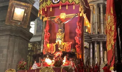 Un reducido número de la comunidad eclesiástica, autoridades locales, entre otros, accedieron a la catedral. Foto: Andina