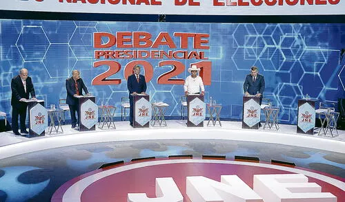 Así, con un podio vacío, quedó el escenario del segundo de los tres debates organizados por el JNE. José Vega (UPP) leyó un pronunciamiento y se fue. Foto: Aldair Mejía/La República