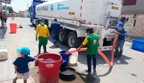 Epsel movilizó cisternas para abastecer con agua potable a los vecinos de Reque. Foto: difusión
