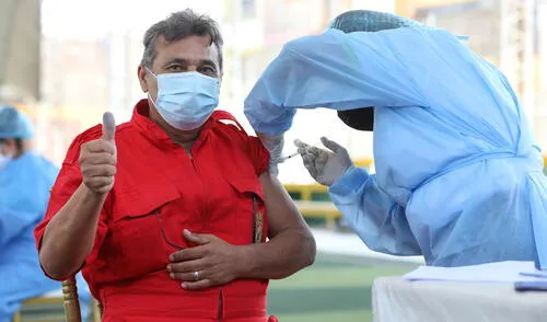 Ica es la primera región en inocular a los bomberos. Foto: Gobierno Regional de Ica