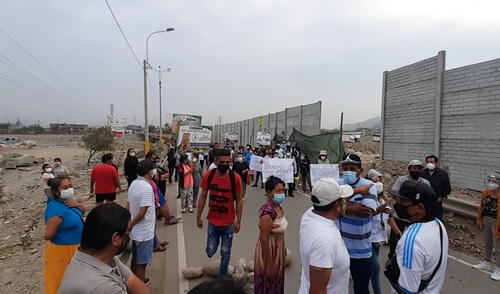 Zona de discordia. Lado izquierdo, río Rímac libre; en la derecha, con un cerco. Foto: La República Zona de discordia. Lado izquierdo, río Rímac libre; en la derecha, con un cerco. Foto: La República