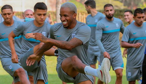 Jefferson Farfán firmó contrato con los blanquiazules por dos temporadas. Foto: Alianza Lima