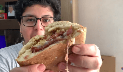 Ariana Bolo Arce usó ingredientes costosos para la preparación de esta comida. Foto: captura YouTube