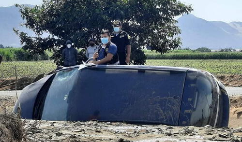 Automóvil quedó en un canal de regadío al costado de la carretera. Foto: Corresponsal de Virú