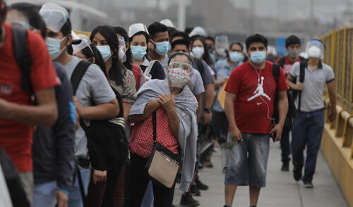 Ciudadanos esperan desde las 6. a. m. para poder abordar un bus. Foto: Jorge Cerdán/ La República Ciudadanos esperan desde las 6. a. m. para poder abordar un bus. Foto: Jorge Cerdán/ La República