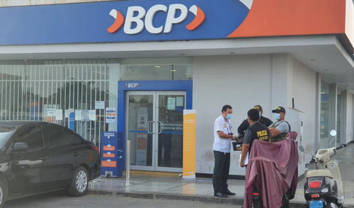 Efectivos de varias unidades de la Policía acudieron a la avenida Colonial para investigar el hecho. Foto: Joel Robles / URPI - GLR