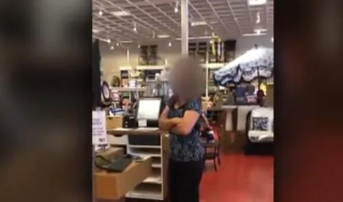 Mujer grabó la agresión ocurrida en un centro comercial en Florida (EE. UU.). Foto: captura video